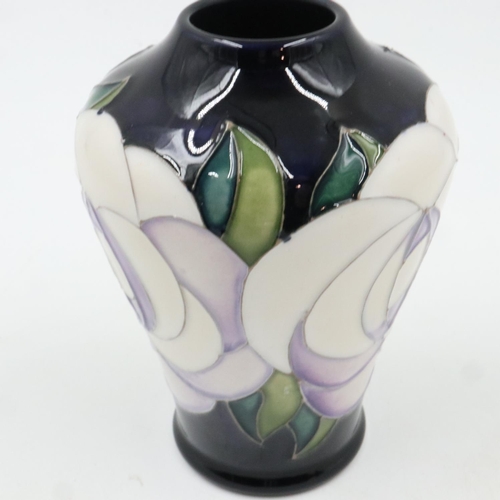 141 - Moorcroft White Rose vase, no cracks or chips, H: 12 cm. UK P&P Group 1 (£16+VAT for the first lot a... 