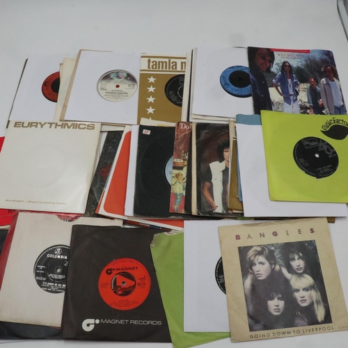 197 - Forty mixed singles including Queen and The Kinks. Not available for in-house P&P