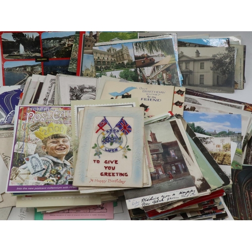 217 - Box of approximately 500 mixed vintage and modern postcards. Not available for in-house P&P