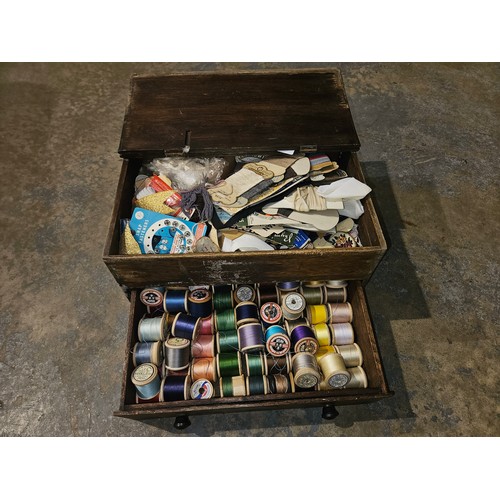 1262 - Wooden sewing box with sewing items and a drawer of cotton reels. Not available for in-house P&P