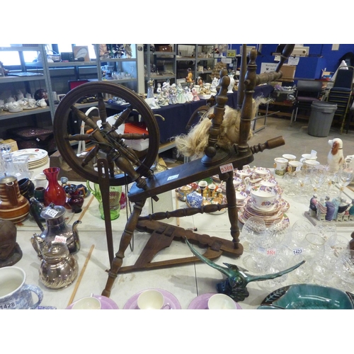 1425 - Oak spinning wheel. Not available for in-house P&P