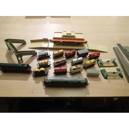 Hornby Dublo model railway Deltic Crepello, ten wagons, station ...