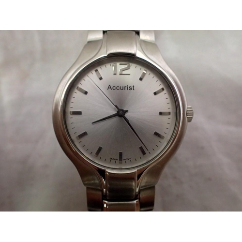 1109 - Accurist gents wristwatch, stainless steel adjustable strap, with new battery. UK P&P Group 1 (£16+V... 