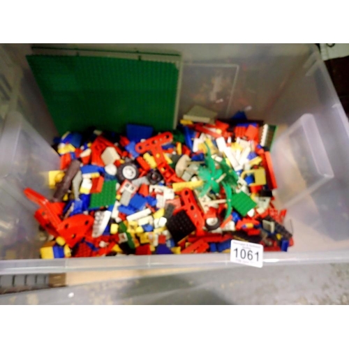 1061 - Approximately 3kg of unboxed Lego, including boards and figures. Not available for in-house P&P