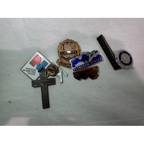1104 - Small quantity of enamel badges. UK P&P Group 1 (£16+VAT for the first lot and £2+VAT for subsequent... 