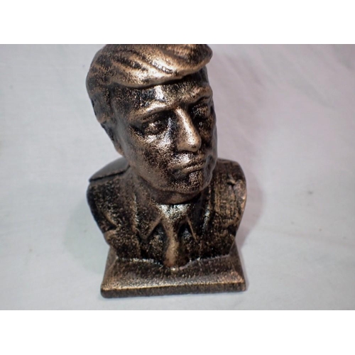 1108 - Cast iron President Trump with base, H: 12 cm. UK P&P Group 2 (£20+VAT for the first lot and £4+VAT ... 