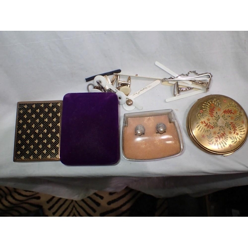 1110 - Mixed studs, cufflinks and compacts. UK P&P Group 1 (£16+VAT for the first lot and £2+VAT for subseq... 