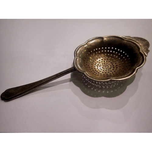 1077 - Silver plated clamdiggers silver plated tea strainer. UK P&P Group 1 (£16+VAT for the first lot and ... 