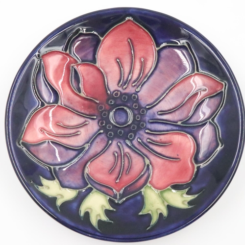 189 - Moorcroft coaster in the Anemone pattern, D: 11 cm. UK P&P Group 2 (£20+VAT for the first lot and £4... 