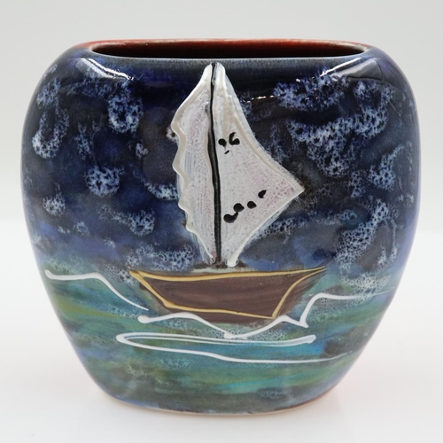 112 - Anita Harris small sailing boat vase, signed in gold, no cracks or chips, H: 80 mm. UK P&P Group 2 (... 