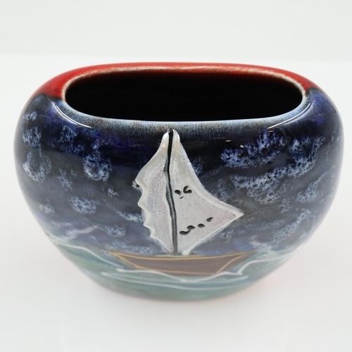 112 - Anita Harris small sailing boat vase, signed in gold, no cracks or chips, H: 80 mm. UK P&P Group 2 (... 
