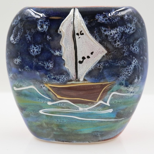 112 - Anita Harris small sailing boat vase, signed in gold, no cracks or chips, H: 80 mm. UK P&P Group 2 (... 