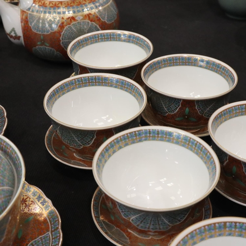 128 - Extensive Maebata Kinsai Japanese dinner and tea service of sixty pieces in the Flower Crest pattern... 