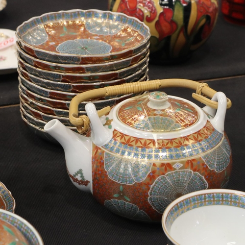 128 - Extensive Maebata Kinsai Japanese dinner and tea service of sixty pieces in the Flower Crest pattern... 