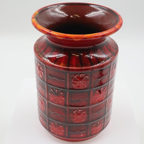 131 - Anita Harris 1/1 vase, signed in gold, no cracks or chips, H: 17 cm. UK P&P Group 2 (£24+VAT for the... 