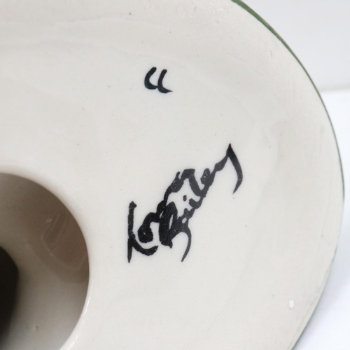 139 - Lorna Bailey golfing cat, no cracks or chips, H: 13 cm. UK P&P Group 1 (£18+VAT for the first lot an... 