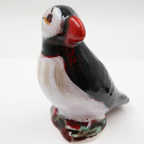143 - Anita Harris small puffin, signed in gold, no cracks or chips, H: 90 mm. UK P&P Group 2 (£24+VAT for... 
