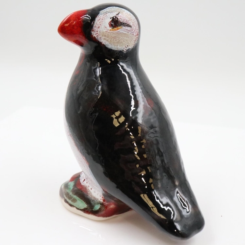 143 - Anita Harris small puffin, signed in gold, no cracks or chips, H: 90 mm. UK P&P Group 2 (£24+VAT for... 