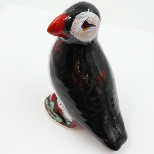 143 - Anita Harris small puffin, signed in gold, no cracks or chips, H: 90 mm. UK P&P Group 2 (£24+VAT for... 