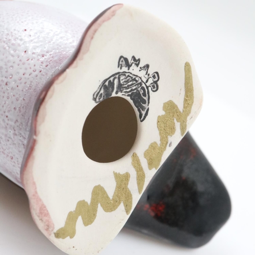 143 - Anita Harris small puffin, signed in gold, no cracks or chips, H: 90 mm. UK P&P Group 2 (£24+VAT for... 