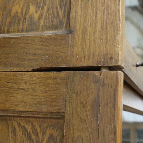 2031 - The Lebus Bookcase, modular in the style of Globe Wernicke and glazed, comprising eight pieces inclu... 