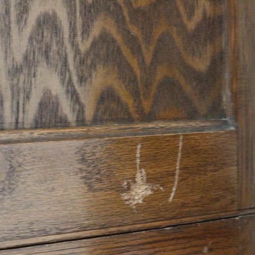 2031 - The Lebus Bookcase, modular in the style of Globe Wernicke and glazed, comprising eight pieces inclu... 