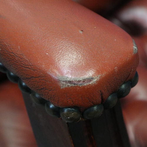 2035 - 20th century Chesterfield style gentleman's elbow chair, upholstered in ox-blood red leather with bu... 