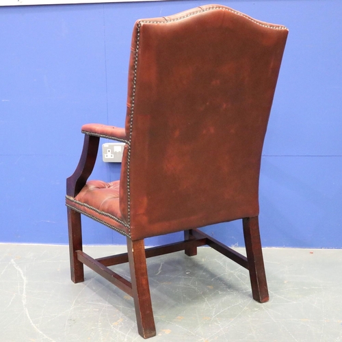 2035 - 20th century Chesterfield style gentleman's elbow chair, upholstered in ox-blood red leather with bu... 