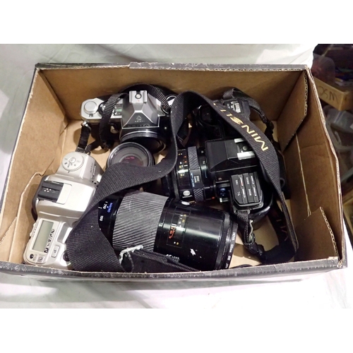 1142 - Minolta and  Pentax SLR film cameras with lenses. UK P&P Group 3 (£35+VAT for the first lot and £10+... 