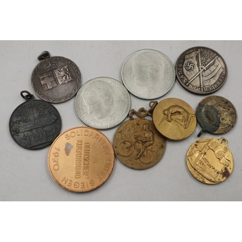 2102 - Ten Vintage medallions and Commemorative Coins. UK P&P Group 1 (£18+VAT for the first lot and £2+VAT... 
