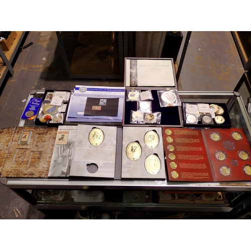 1094 - Large quantity of collectors edition commemorative coins including part-filled folders, some with Co... 