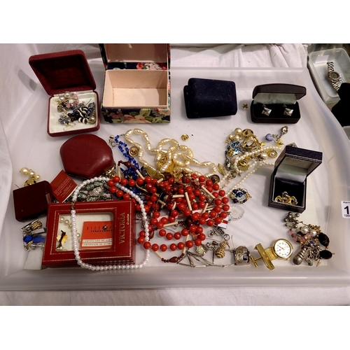 1140 - Quantity of mixed costume jewellery. UK P&P Group 2 (£24+VAT for the first lot and £5+VAT for subseq... 