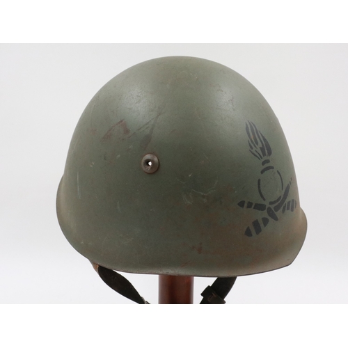 2054 - WWII Italian M33 Helmet with chin strap & liner. UK P&P Group 2 (£24+VAT for the first lot and £5+VA... 