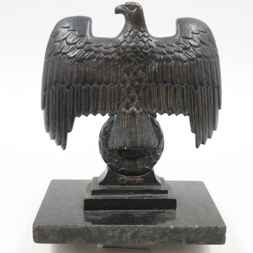 2085 - Cast iron German desk eagle, RZM marked, raised  on marble plinth. UK P&P Group 2 (£24+VAT for the f... 