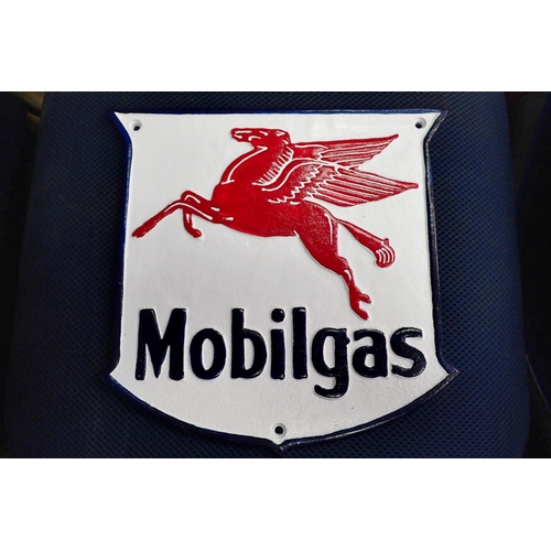 1173 - Cast iron Mobil gas wall sign, H: 24 cm. UK P&P Group 1 (£18+VAT for the first lot and £2+VAT for su... 