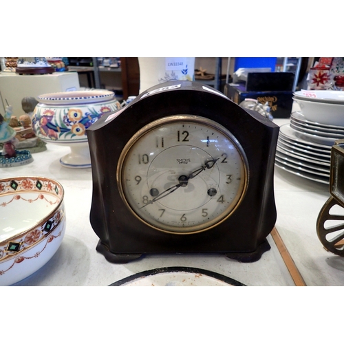 1283 - 1930s Smiths Enfield Bakelite chiming clock with key. Not available for in-house P&P