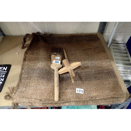1370 - Iranian Hessian saddlebag with wool spinner and carder. UK P&P Group 2 (£24+VAT for the first lot an... 