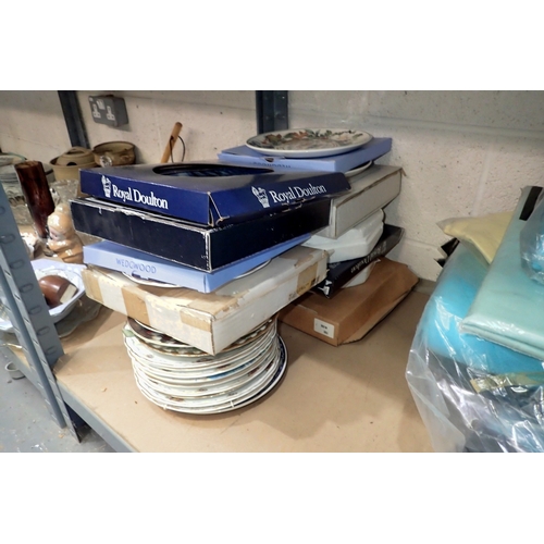 1377 - Large quantity of collectors plates to include boxed Royal Doulton examples. Not available for in-ho... 