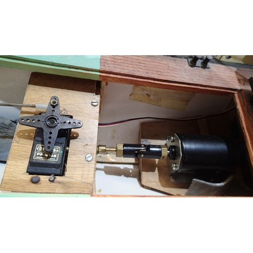 2061 - Kit built tug boat 'Zwarte Zee' 90 cms, fitted radio control, requires transmitter and battery. Not ... 