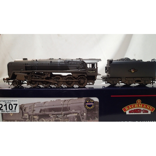 2107 - Bachmann 32-853, class 9F, 92044, Black, late crest, weathered, excellent condition, boxed. UK P&P G... 