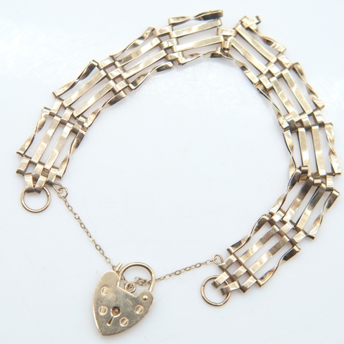 104 - 9ct gold gate link bracelet with padlock clasp, L: 24 cm, 9.0g. UK P&P Group 0 (£7+VAT for the first... 