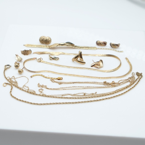 107 - Mix of 9ct gold damaged chains, five pairs of earrings, and one loose earring, 17.4g combined. UK P&... 
