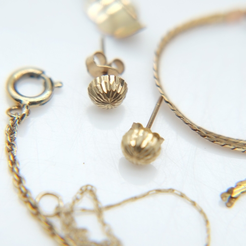 107 - Mix of 9ct gold damaged chains, five pairs of earrings, and one loose earring, 17.4g combined. UK P&... 