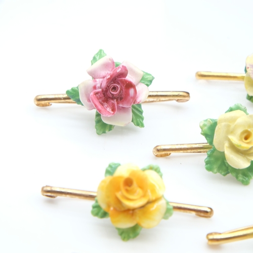 109 - Ten flower pin brooches. UK P&P Group 0 (£7+VAT for the first lot and £1+VAT for subsequent lots)