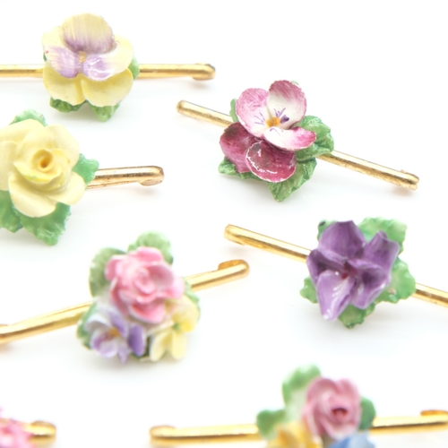 109 - Ten flower pin brooches. UK P&P Group 0 (£7+VAT for the first lot and £1+VAT for subsequent lots)