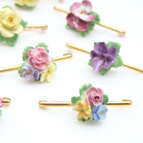 109 - Ten flower pin brooches. UK P&P Group 0 (£7+VAT for the first lot and £1+VAT for subsequent lots)