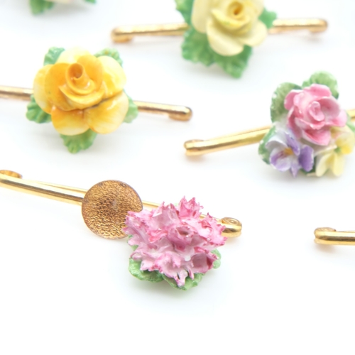 109 - Ten flower pin brooches. UK P&P Group 0 (£7+VAT for the first lot and £1+VAT for subsequent lots)