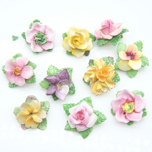 111 - Ten flower pin brooches. UK P&P Group 1 (£18+VAT for the first lot and £2+VAT for subsequent lots)