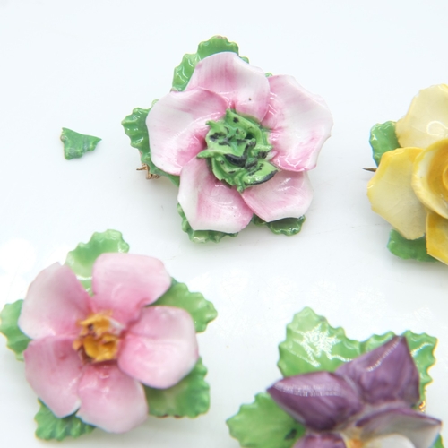 111 - Ten flower pin brooches. UK P&P Group 1 (£18+VAT for the first lot and £2+VAT for subsequent lots)