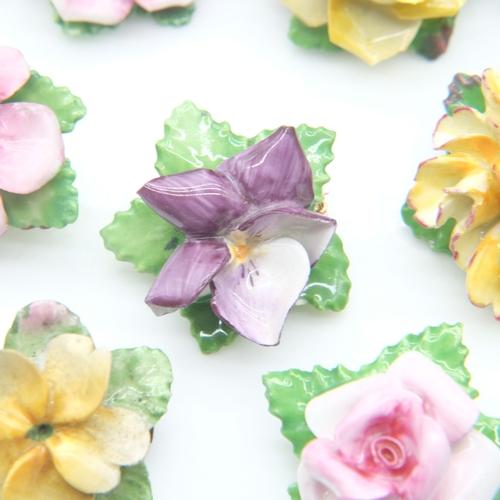 111 - Ten flower pin brooches. UK P&P Group 1 (£18+VAT for the first lot and £2+VAT for subsequent lots)